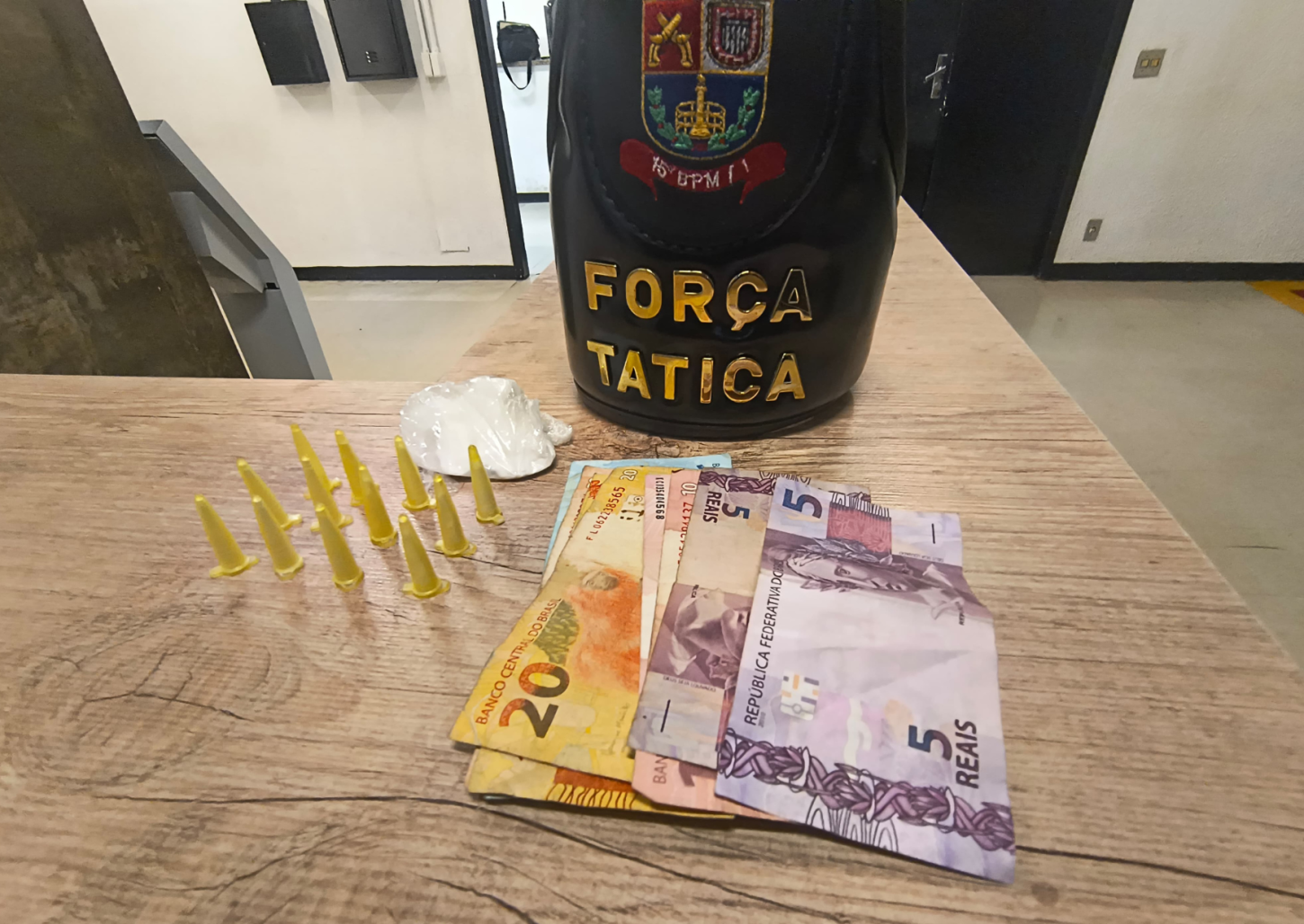 Policiais da Força Tática prendem traficante na Santa Terezinha