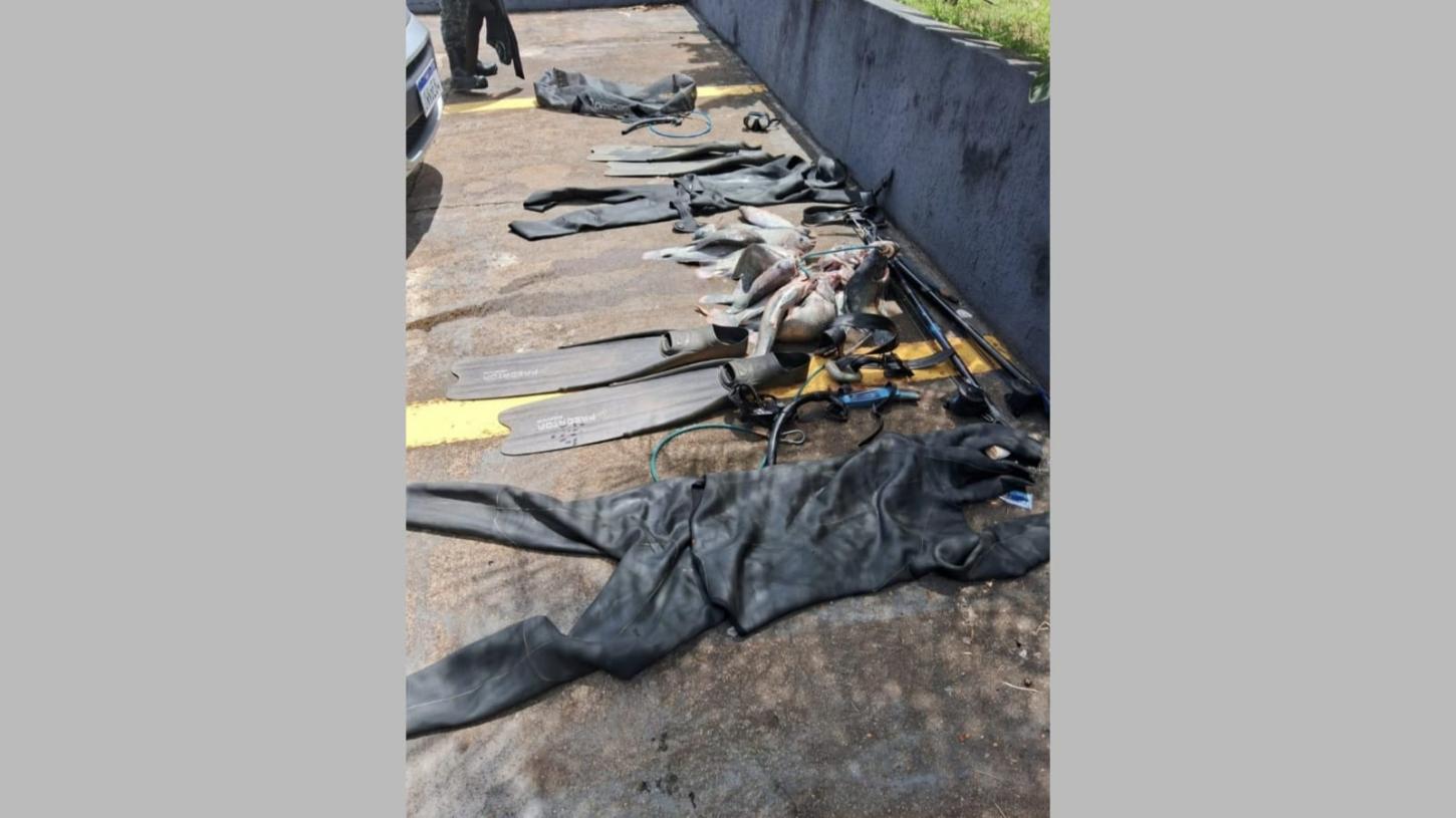 Dois são multados com 30 quilos de peixes durante pesca irregular