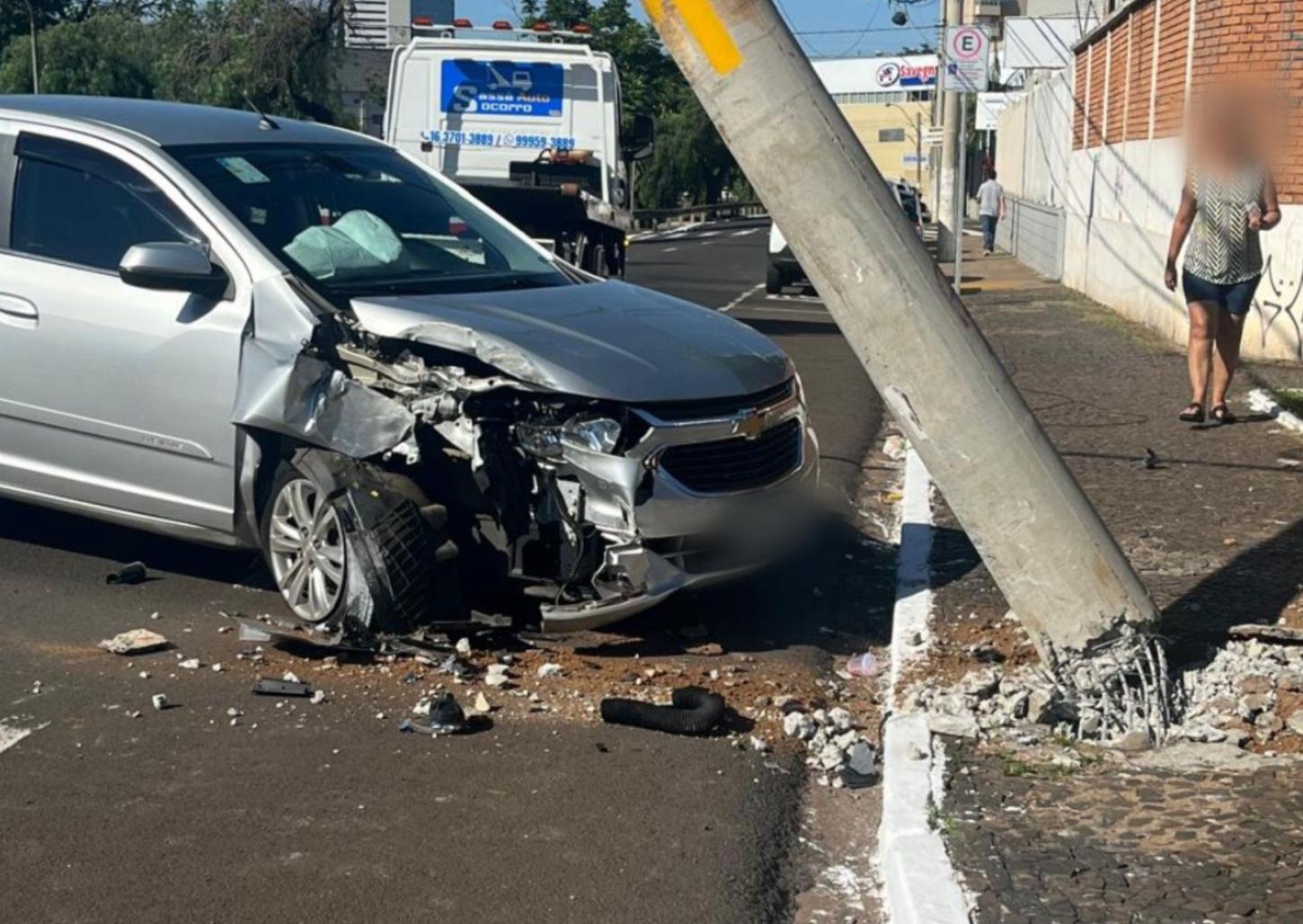 Homem bate carro em poste na avenida Doutor Ismael Alonso y Alonso