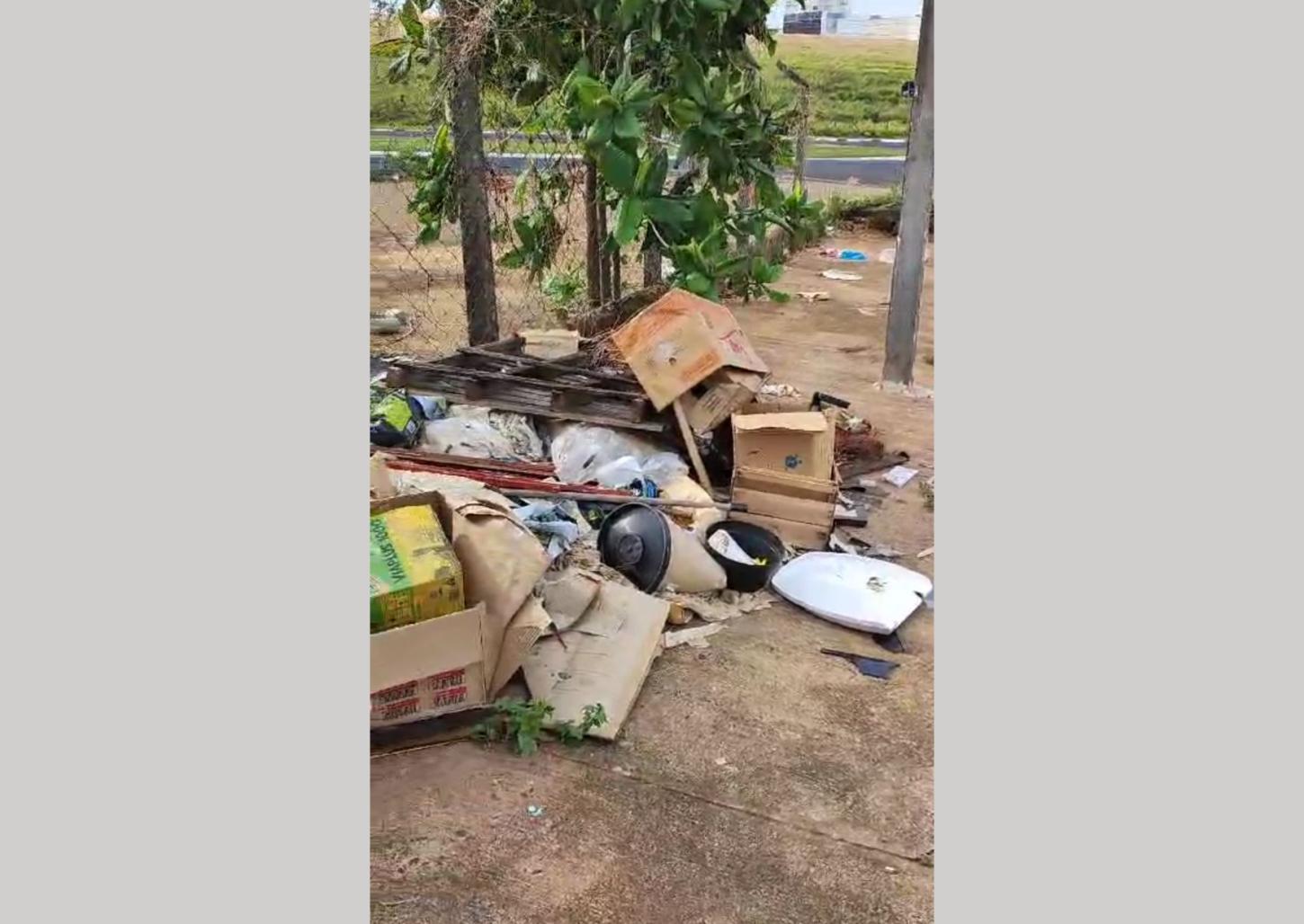 Lixo acumulado em calçada causa transtornos a moradores do Jardim Bueno