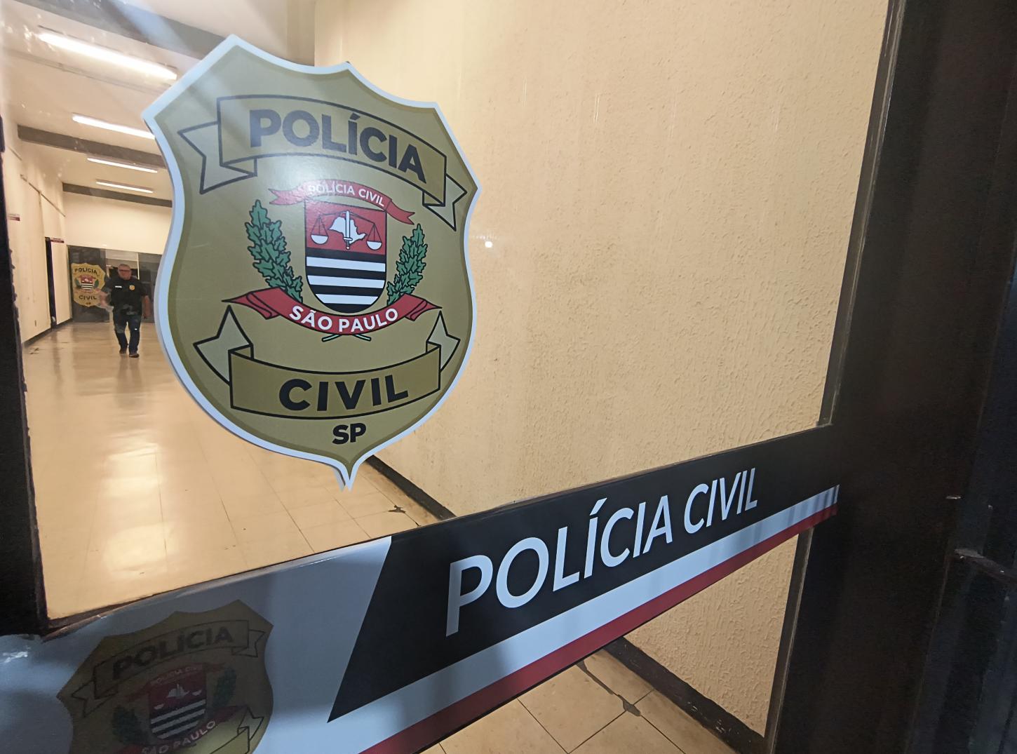 Bandido quebra vidro de carro de médico e furta macBook