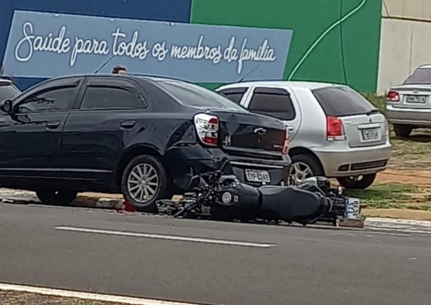 Motociclista passa mal e bate na traseira de carro em avenida