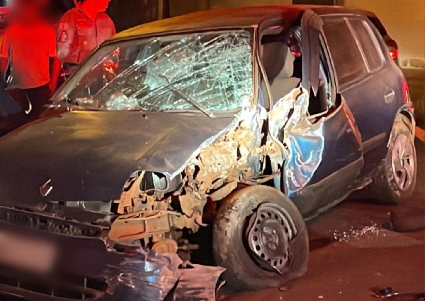 Motorista bate carro em muro no Jardim Aeroporto e fica ferido