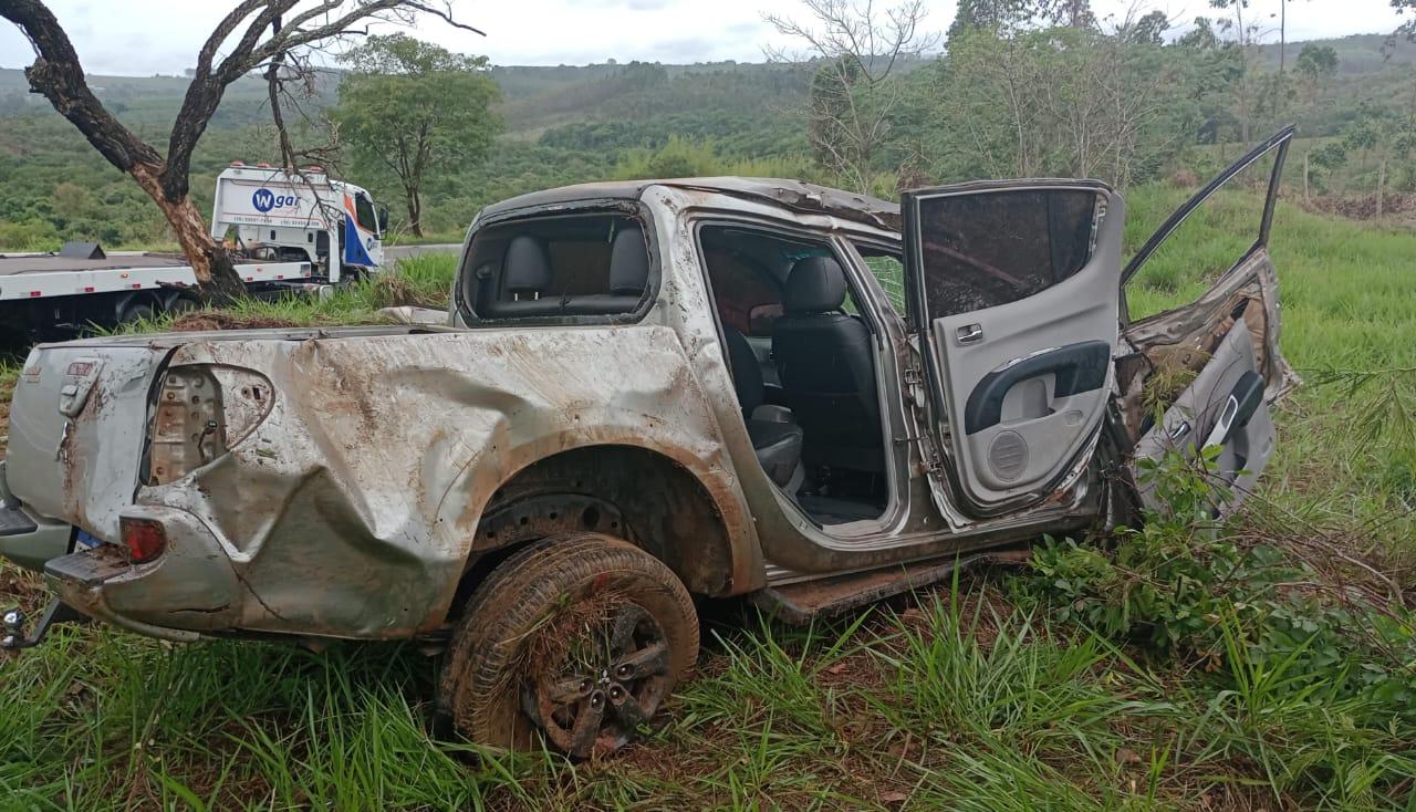 Caminhonete aquaplana, sai da pista e capota na serra de Ibiraci (MG)