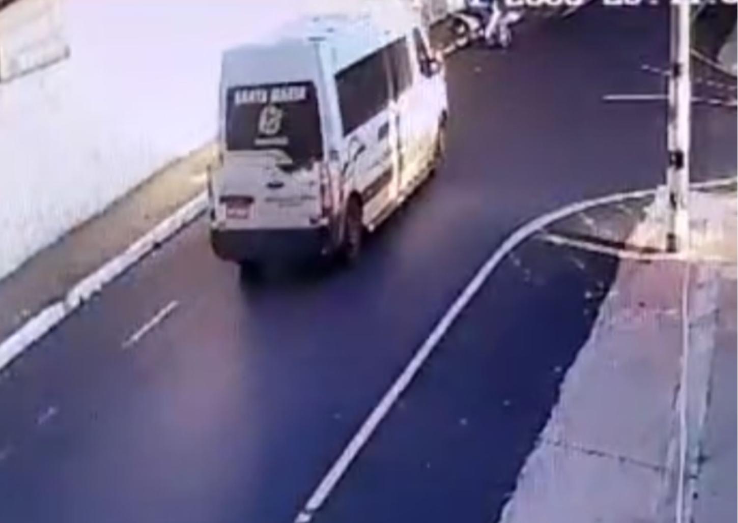 Motorista derruba moto estacionada na rua Capitão Zeca de Paula
