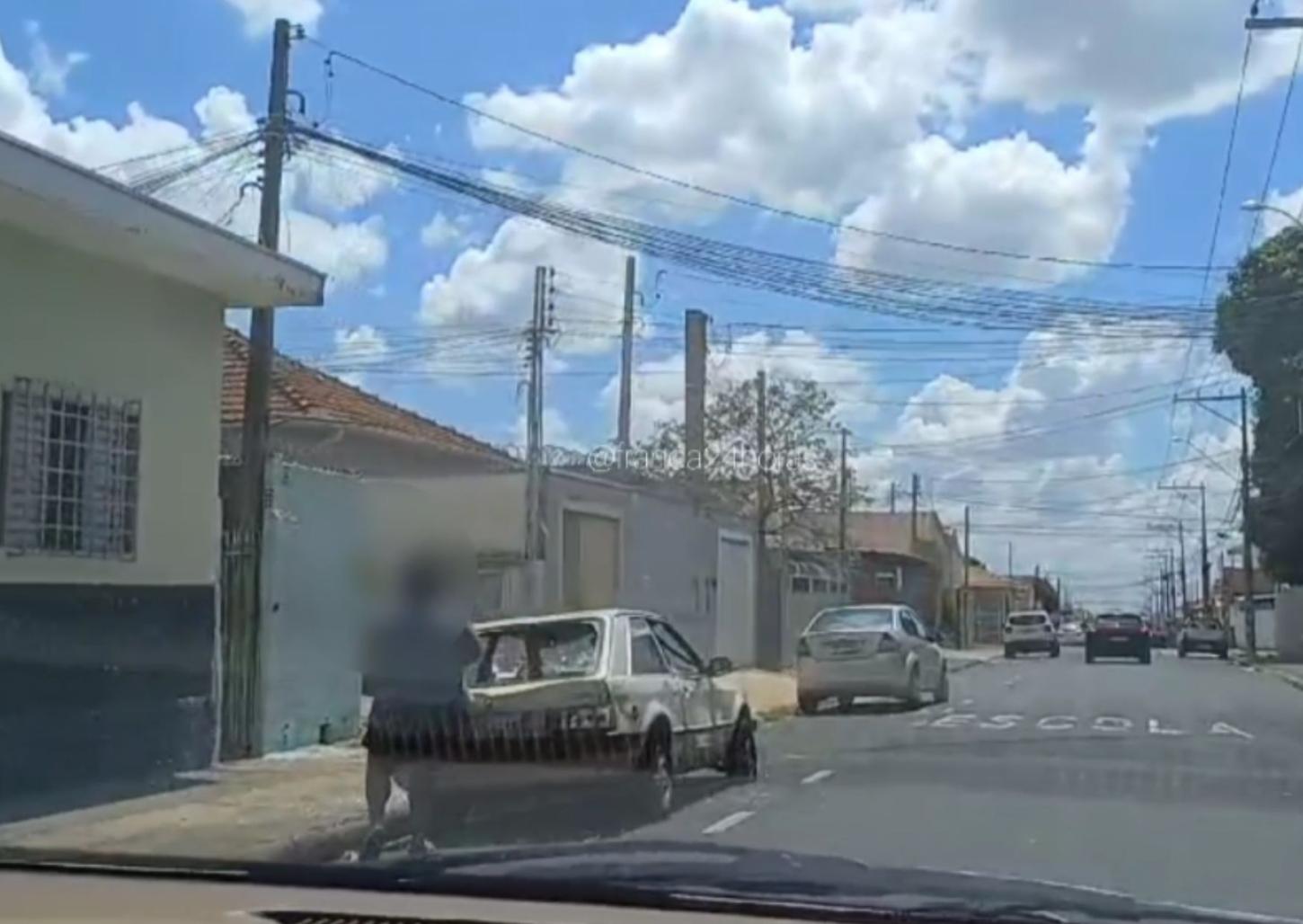 Mulher é flagrada destruindo carro com barra de ferro no Califórnia