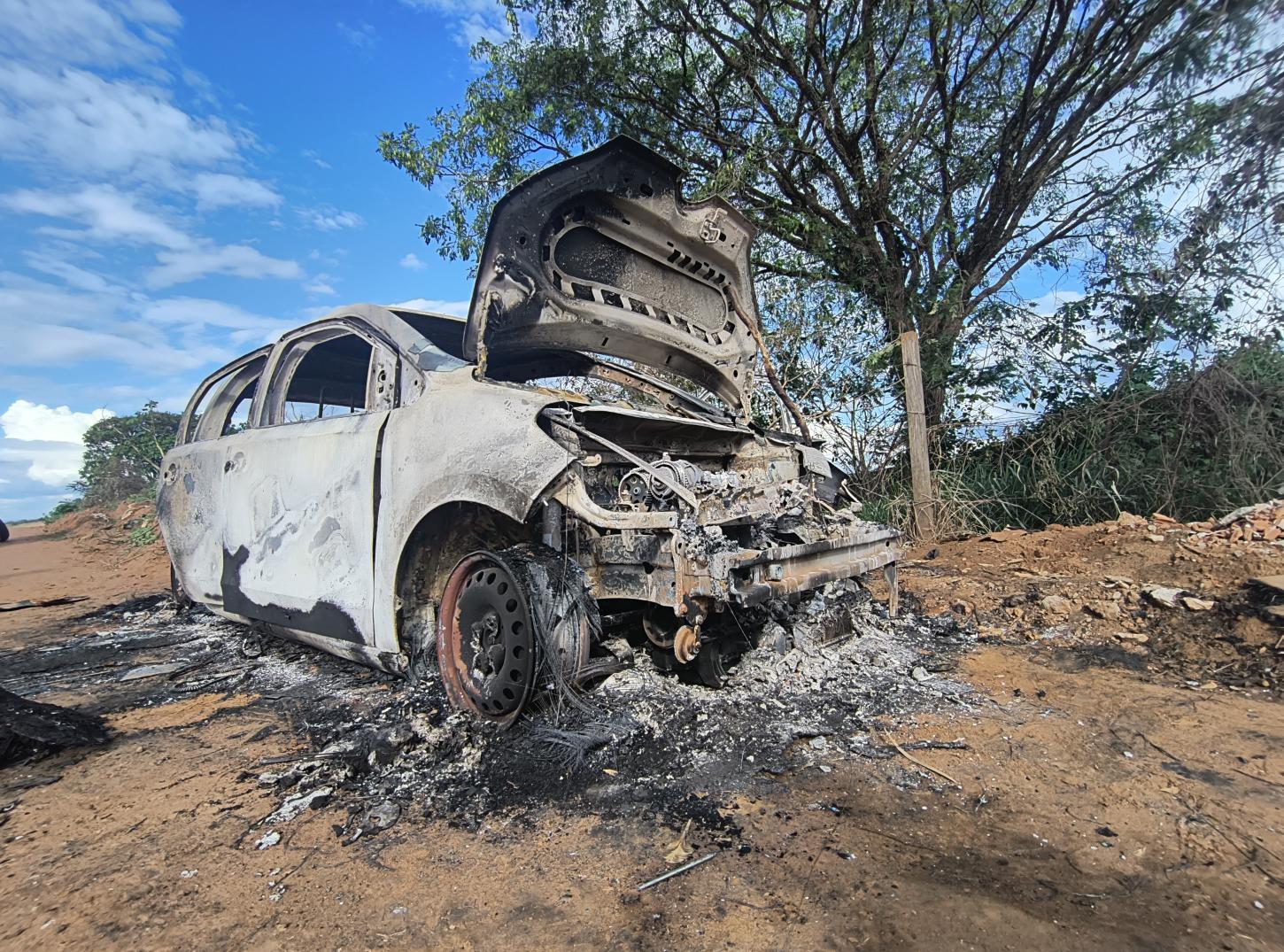 Carro é encontrado incendiado em estrada de terra na zona norte