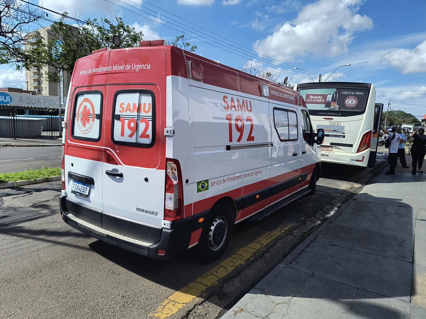 Homem de 81 anos fica ferido ao desembarcar de ônibus