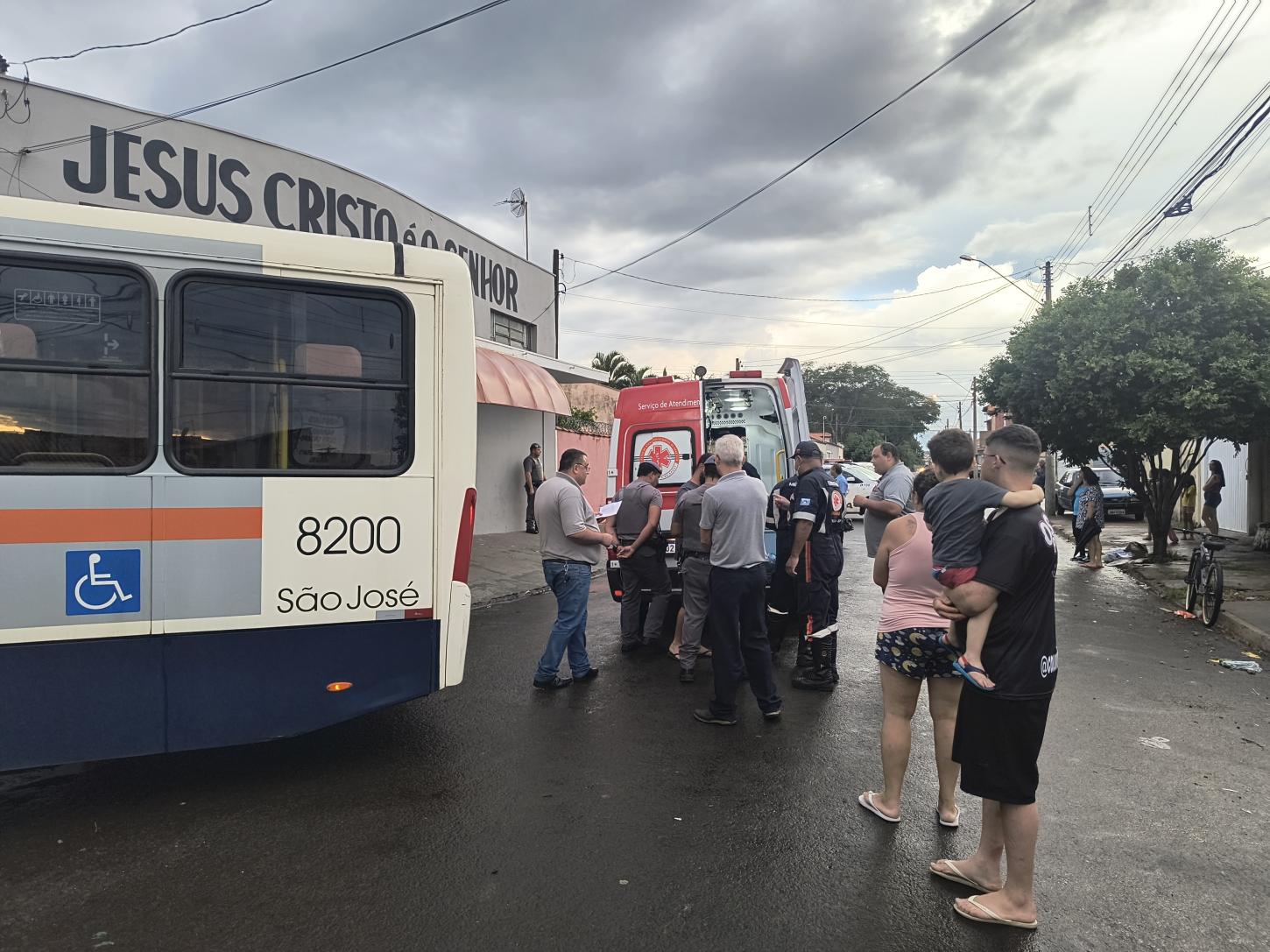Adolescente é atropelada por ônibus no Luiza e sofre fratura exposta
