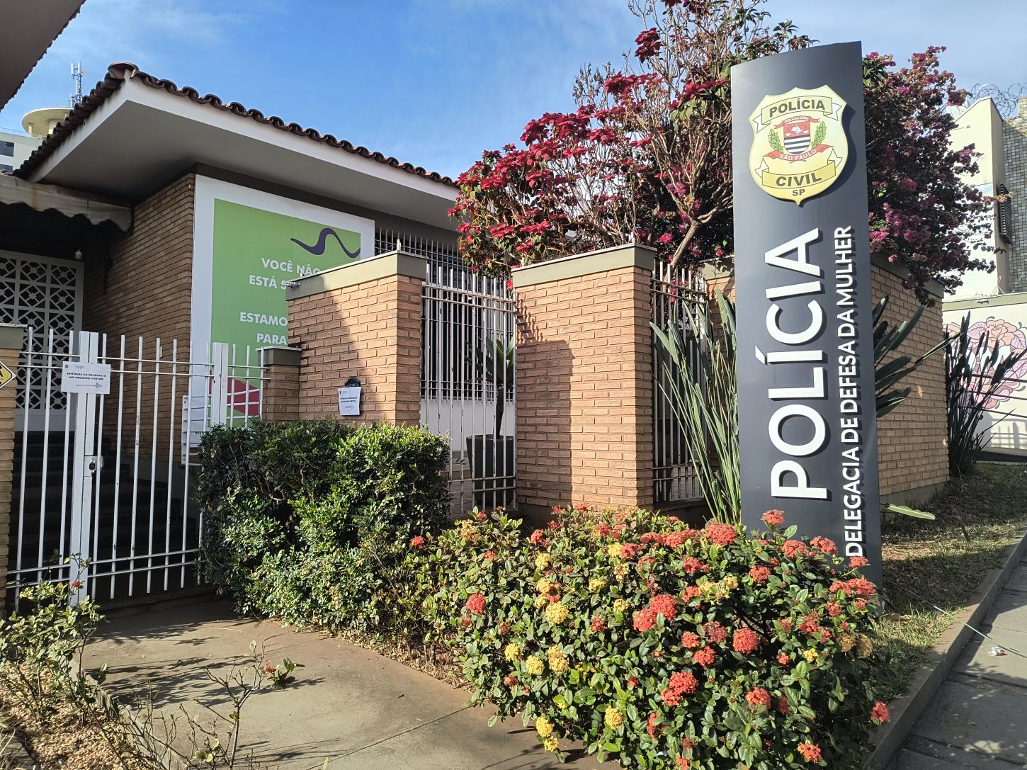 Homem tenta matar mãe e irmã a facadas e acaba preso pela PM