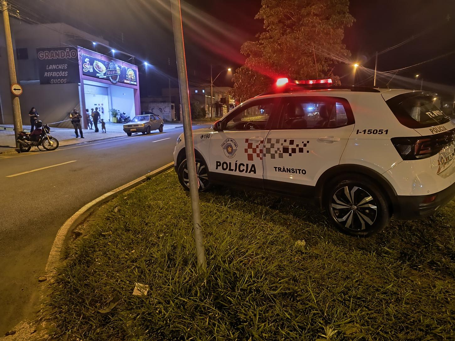 Borracheiro é atropelado por moto em frente ao local de trabalho