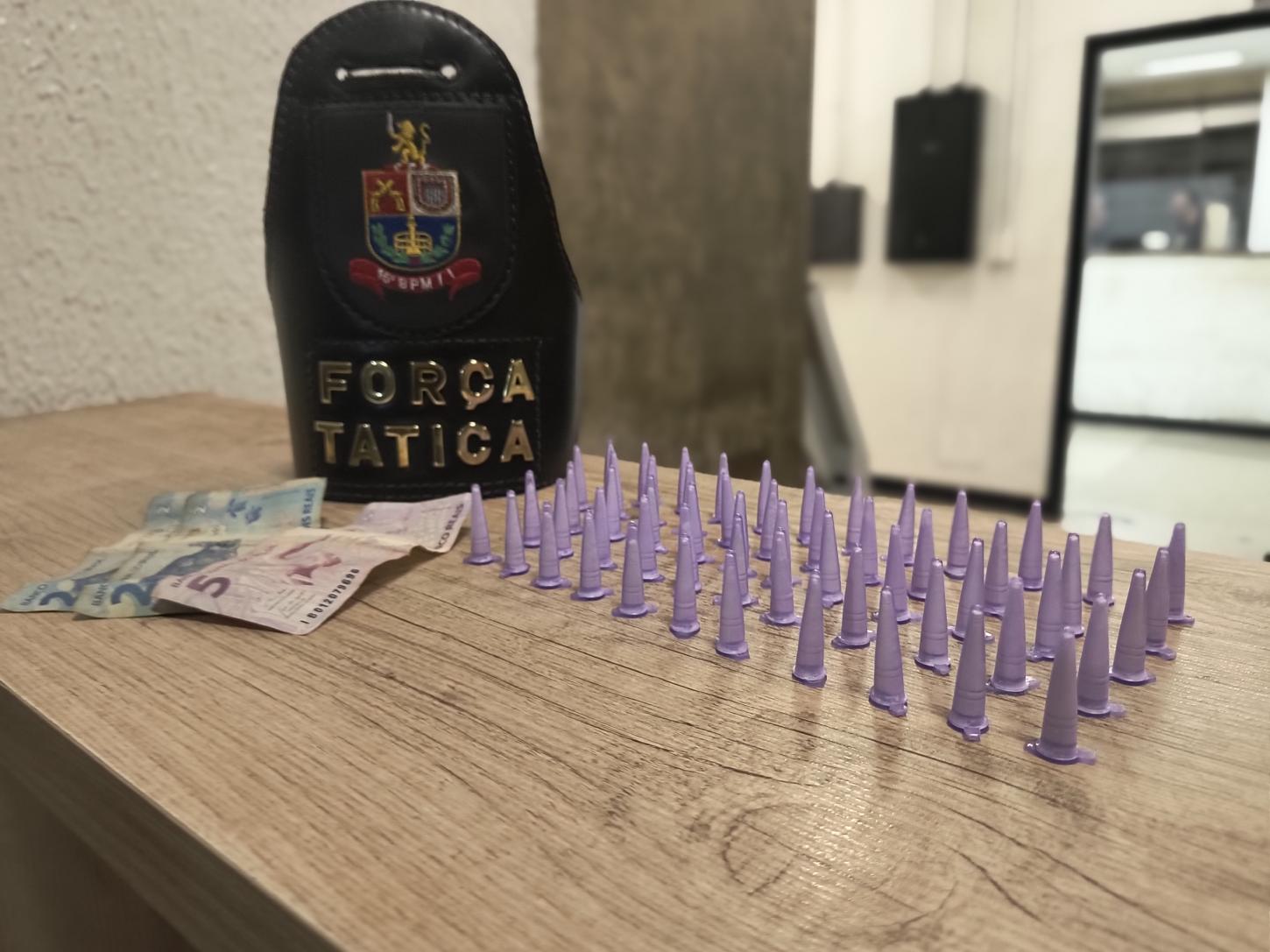 Traficante é preso pela Força Tática com pinos de cocaína no 