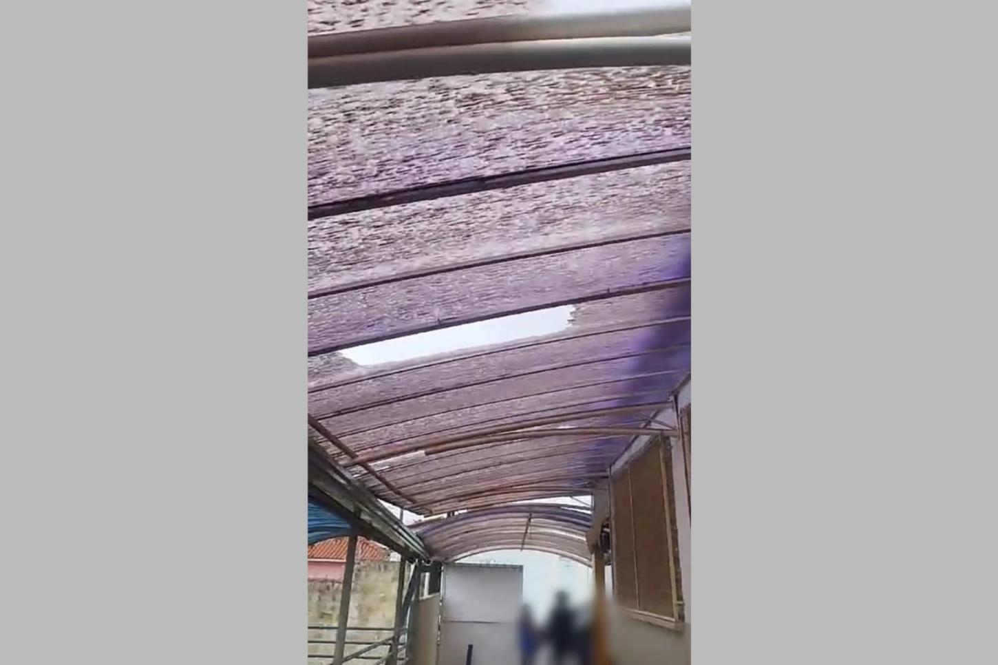 Pais de alunos reclamam da falta de manutenção em toldo de escola municipal