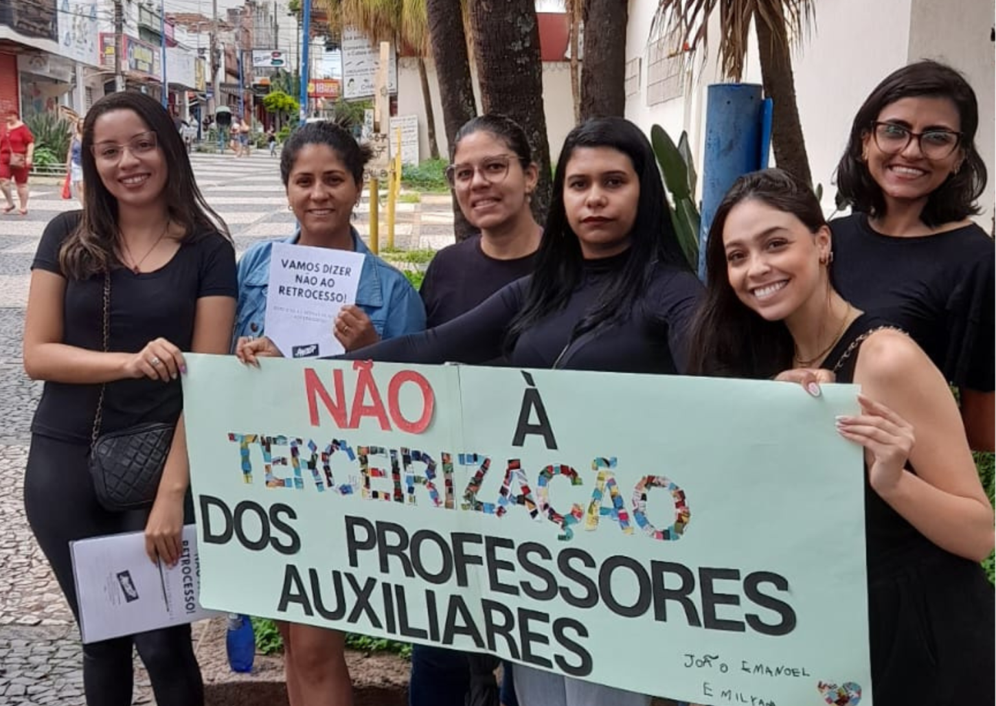 Professores protestam contra a terceirização da educação especial