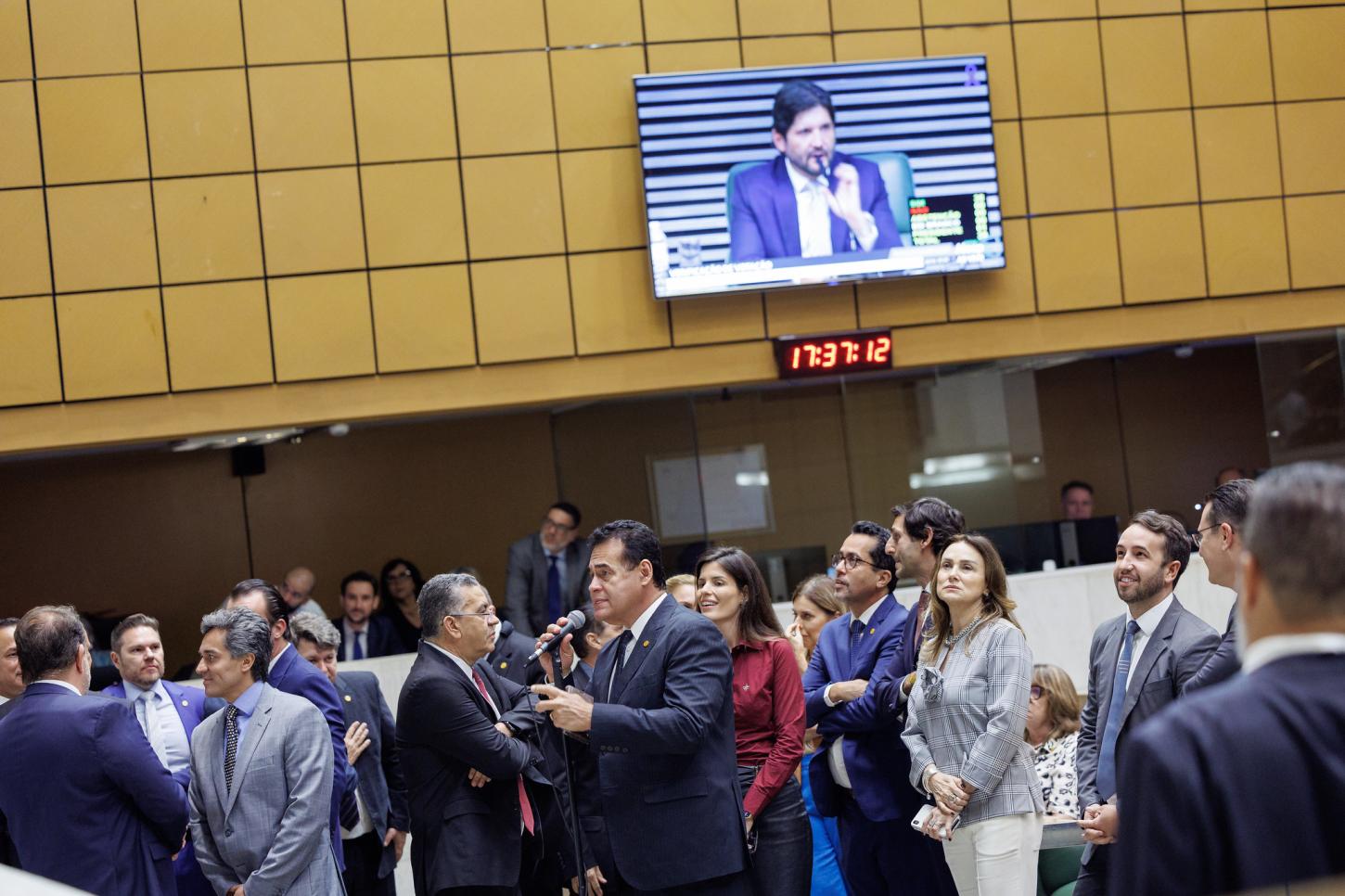 Projeto de Lei que proíbe celulares nas escolas do Estado de SP é aprovado