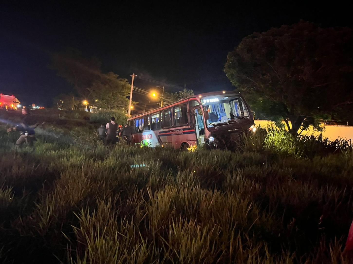 Trabalhadores ficam feridos em acidente com ônibus na região