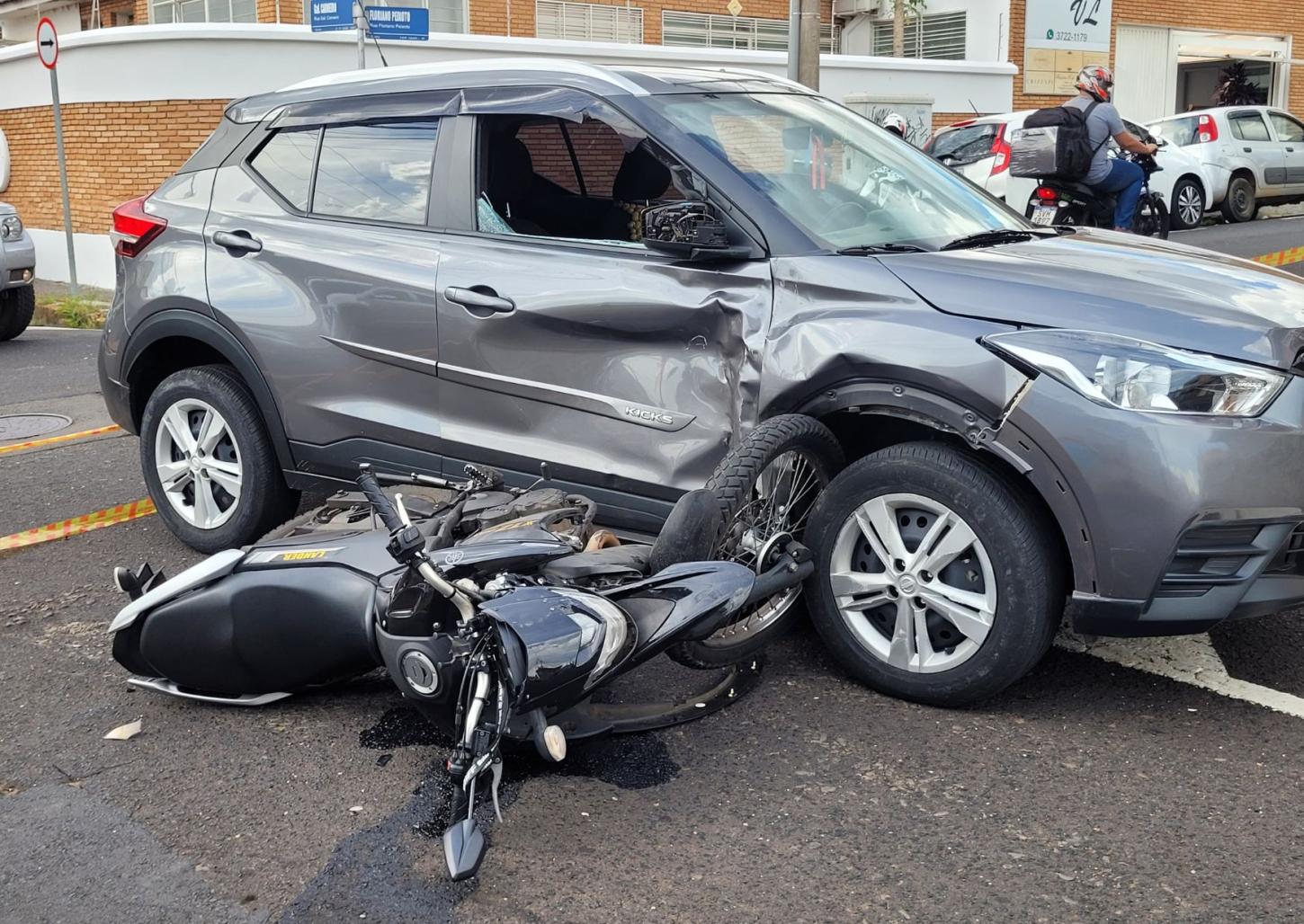 Acidente entre carro e moto no Centro causa interdição em cruzamento