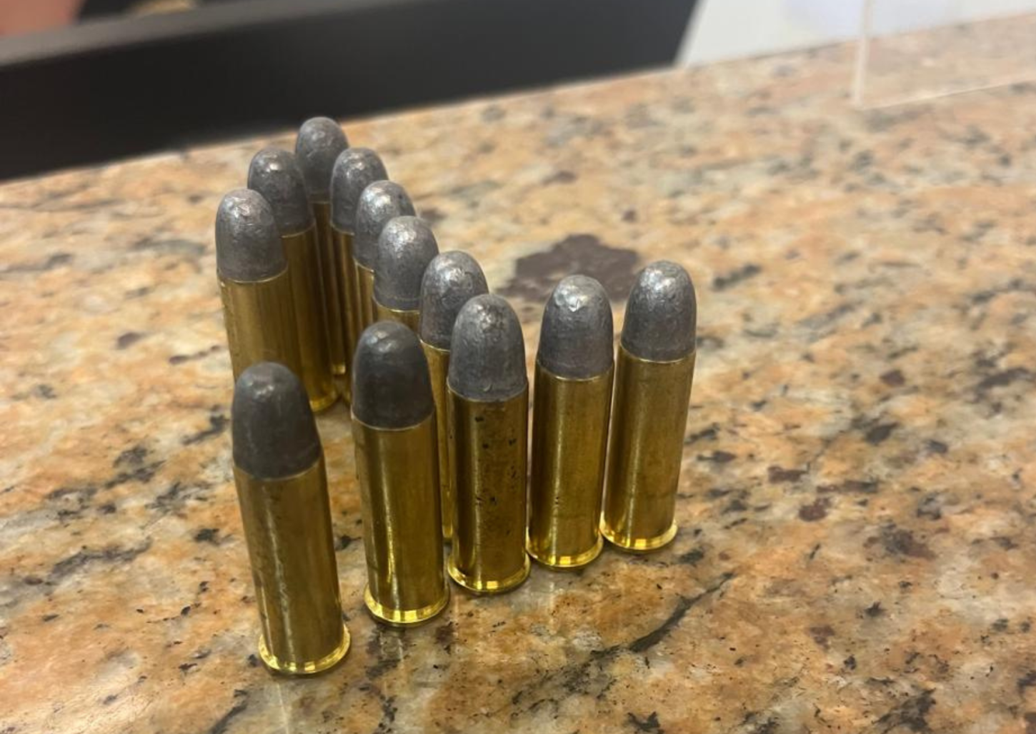 Agente penitenciário é investigado após abandonar carro com munições