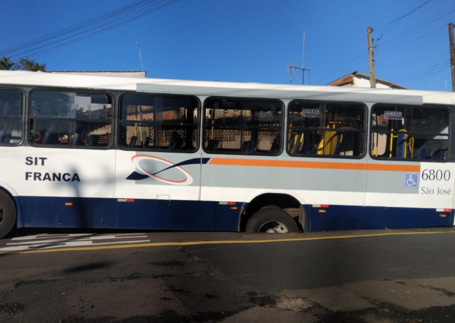 Asfalto cede e ônibus da São José fica preso em buraco