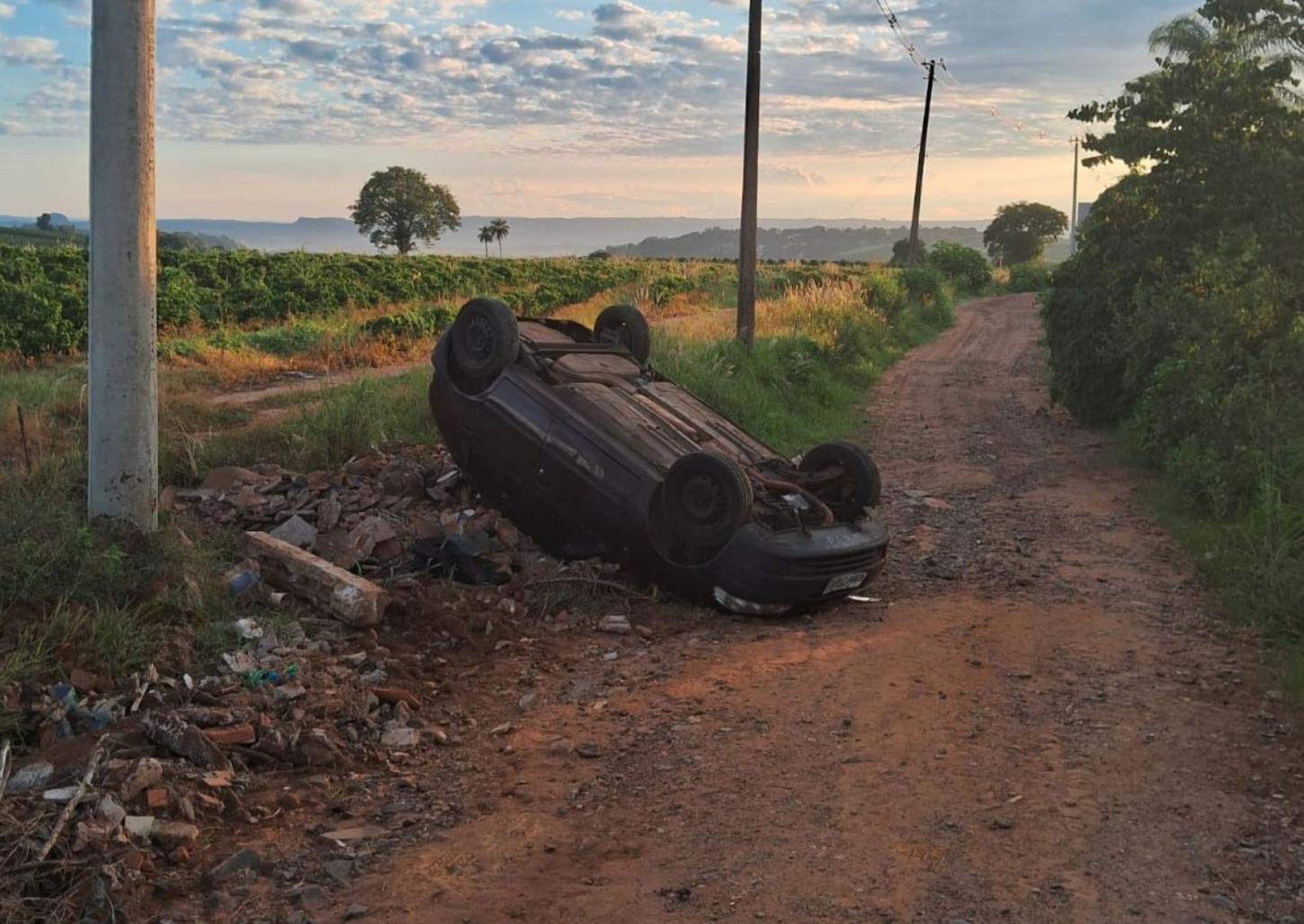 Bandidos capotam carro durante fuga no Ipanema; um foi preso pela PM