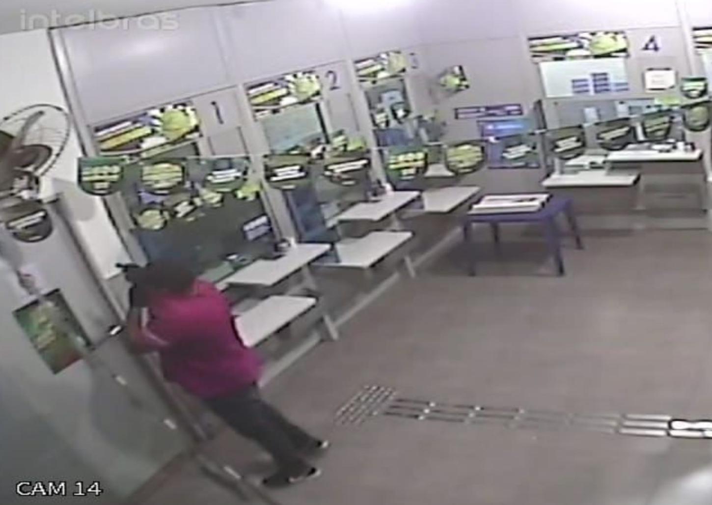 Bandidos tentam acessar cofre de casa lotérica e são presos pela PM