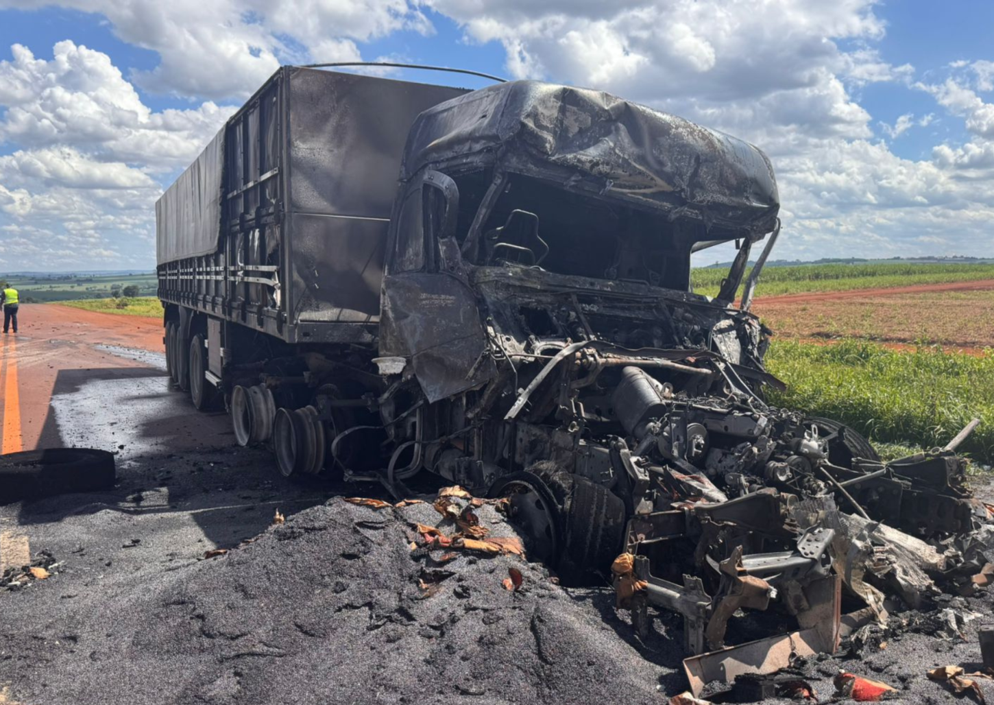 Cabine pega fogo após colisão entre dois caminhões em rodovia da região