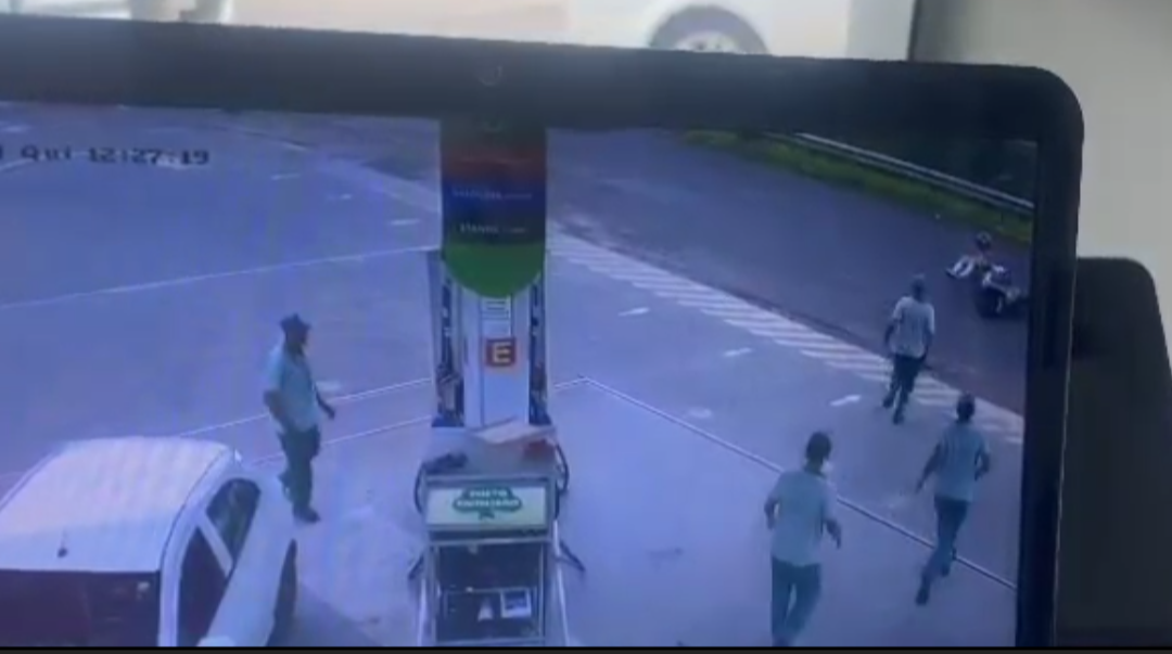 Câmera flagra mulher caindo de moto ao passar em buraco na Hélio Palermo