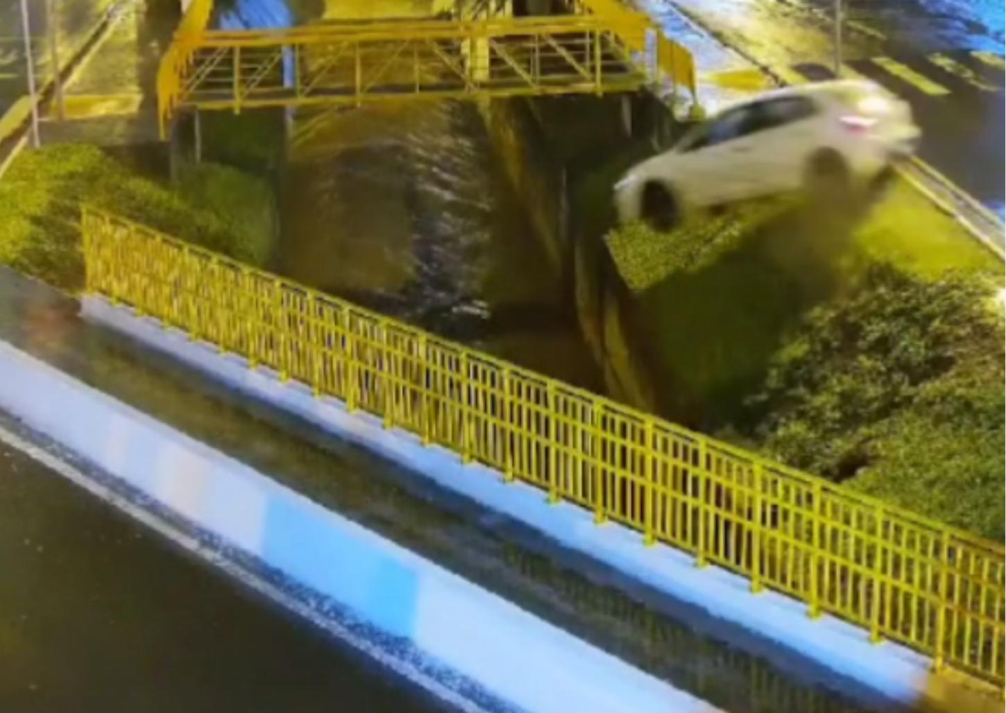 Câmeras de segurança flagram carro caindo no córrego Cubatão