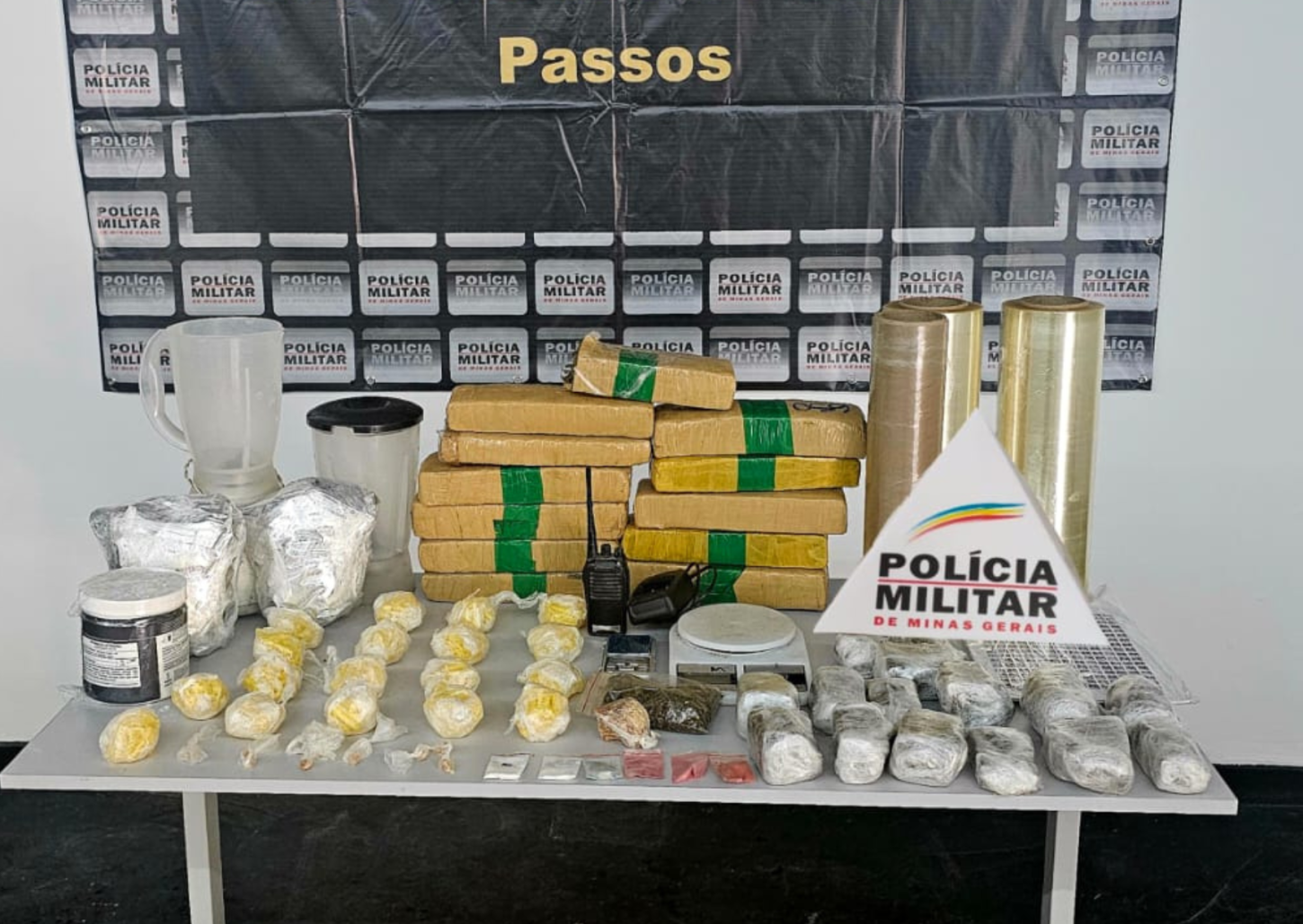 Tático Móvel localiza mais de 500 pinos de cocaína e tijolos de maconha