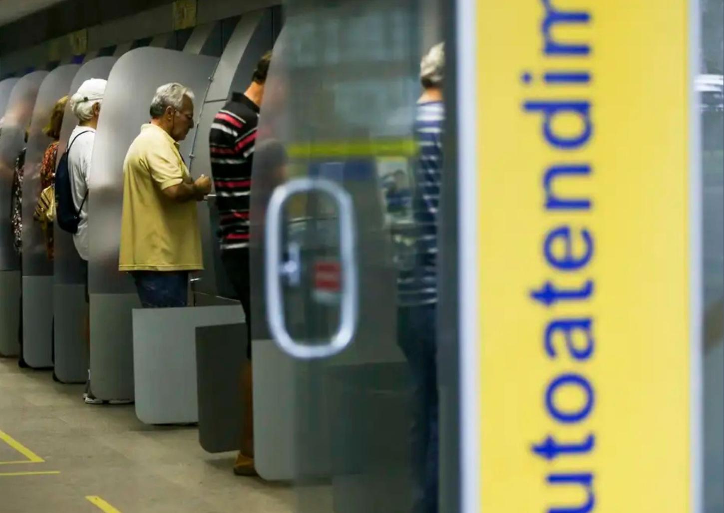 Comércio, bancos e serviços públicos voltam a funcionar nesta quinta-feira