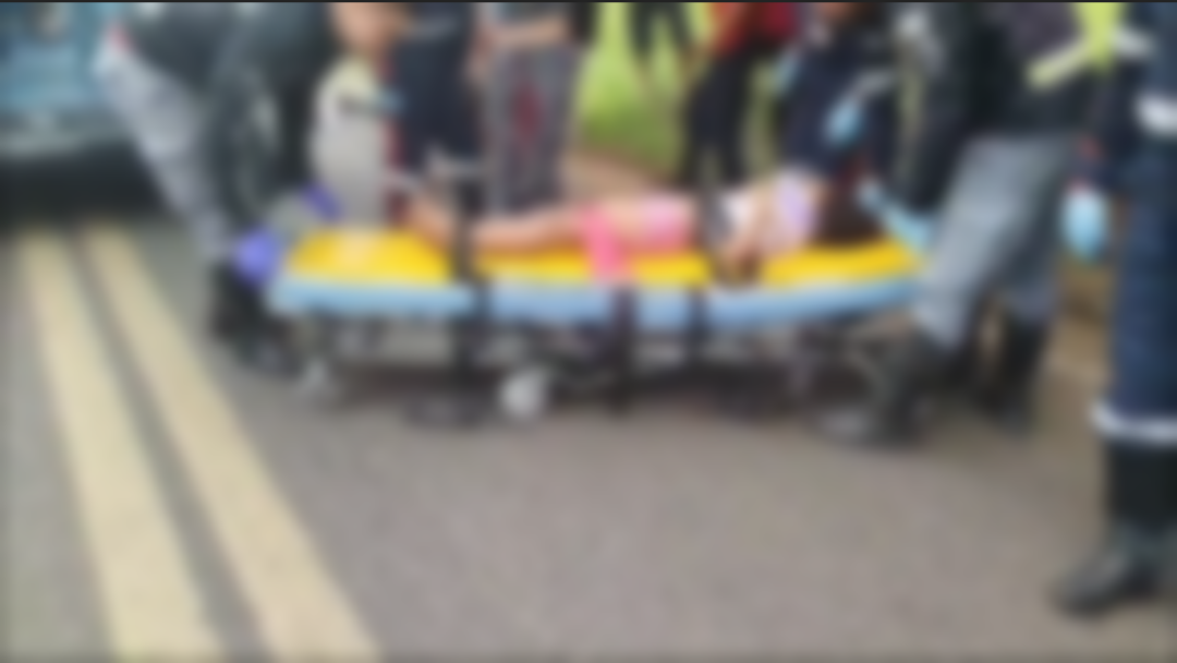 Criança de 8 anos tenta atravessar rua correndo e é atropelada