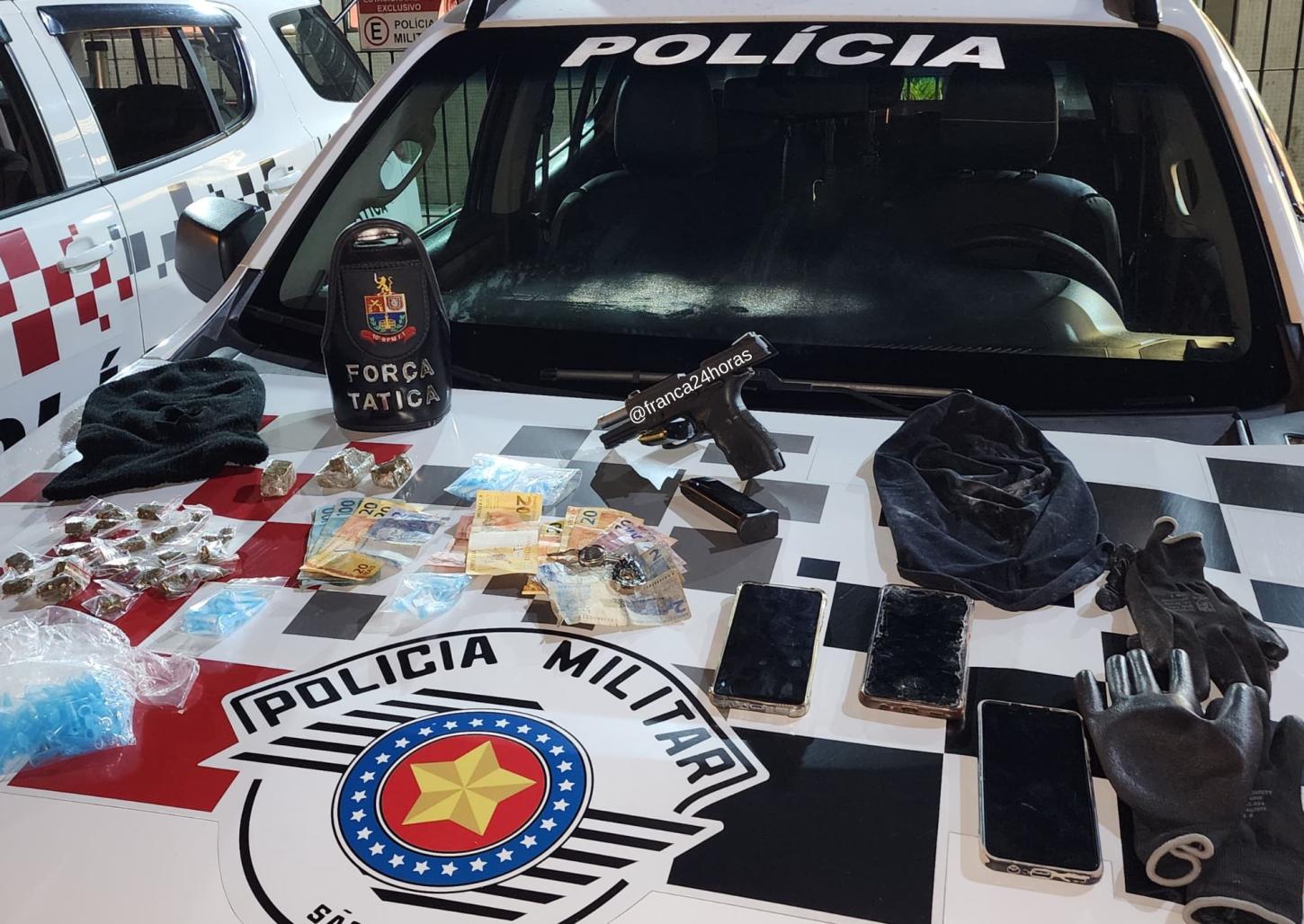 Dois são presos pela Força Tática com arma e drogas no Jardim Aeroporto