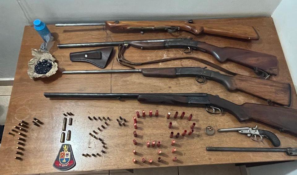 Policiais militares localizam cinco armas e munições em Sales Oliveira
