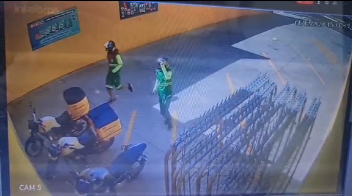 Dupla vestida de gari furta moto na avenida Abrahão Brickmann