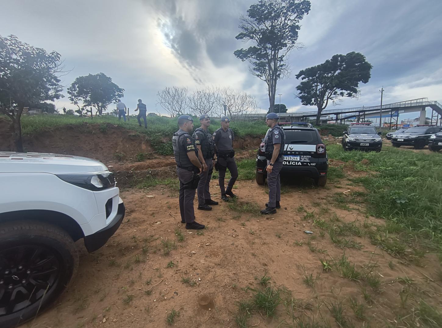 Forças de segurança realizam operação na favela da Vila São Sebastião