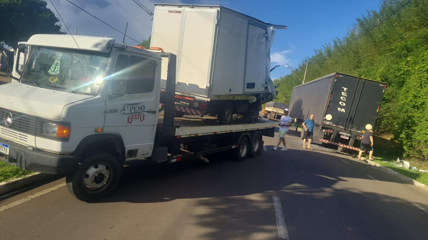 Homem bate em veículo estacionado na avenida Emílio Paludetto