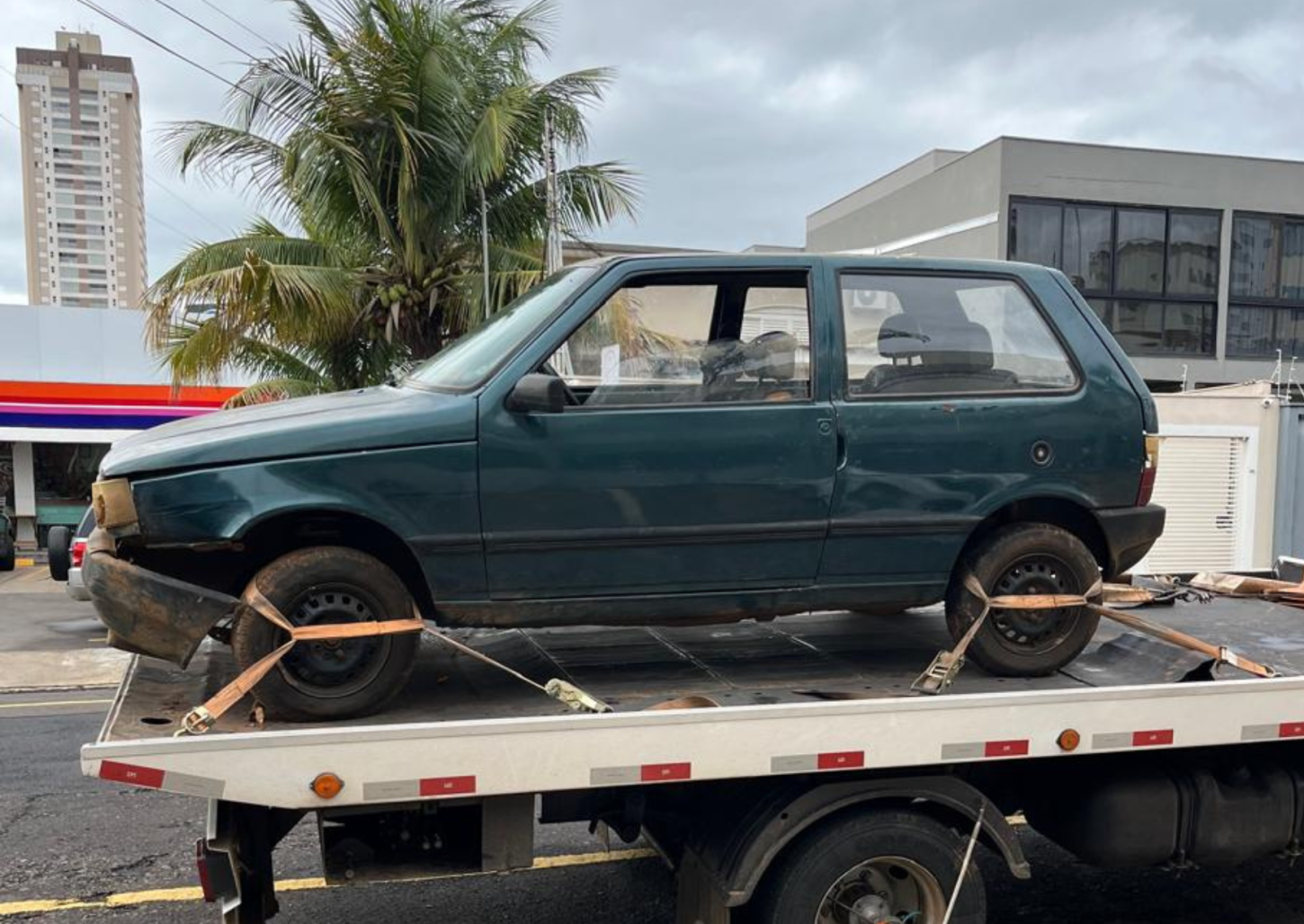Homem é preso pela PM tentando desmanchar veículo furtado