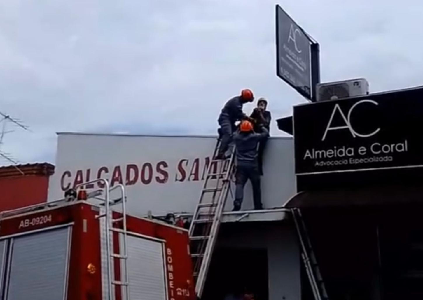 Homem supostamente embriagado é resgatado por bombeiros em telhado