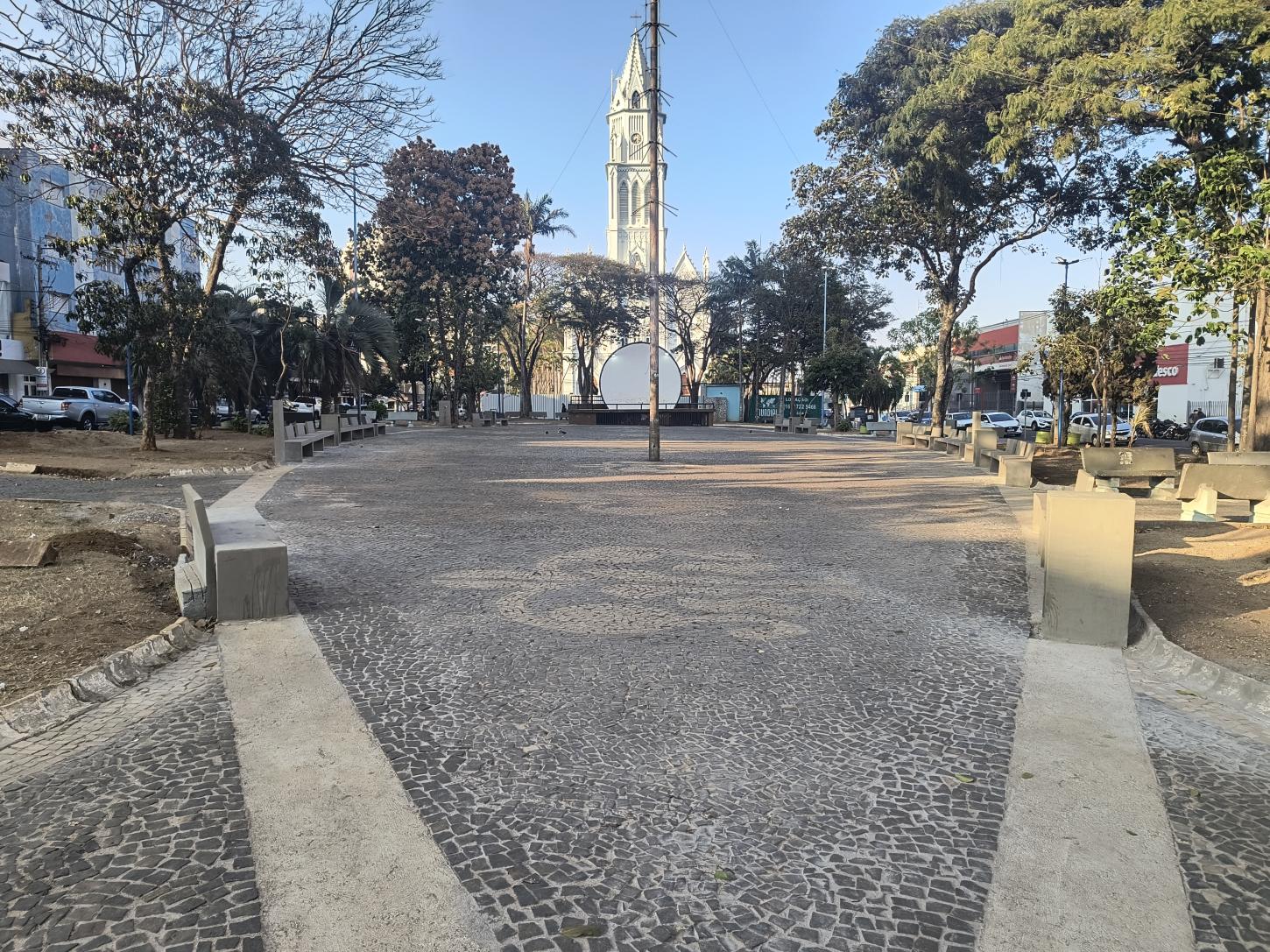 Lojas começam a funcionar em horário especial nesta segunda-feira (9)