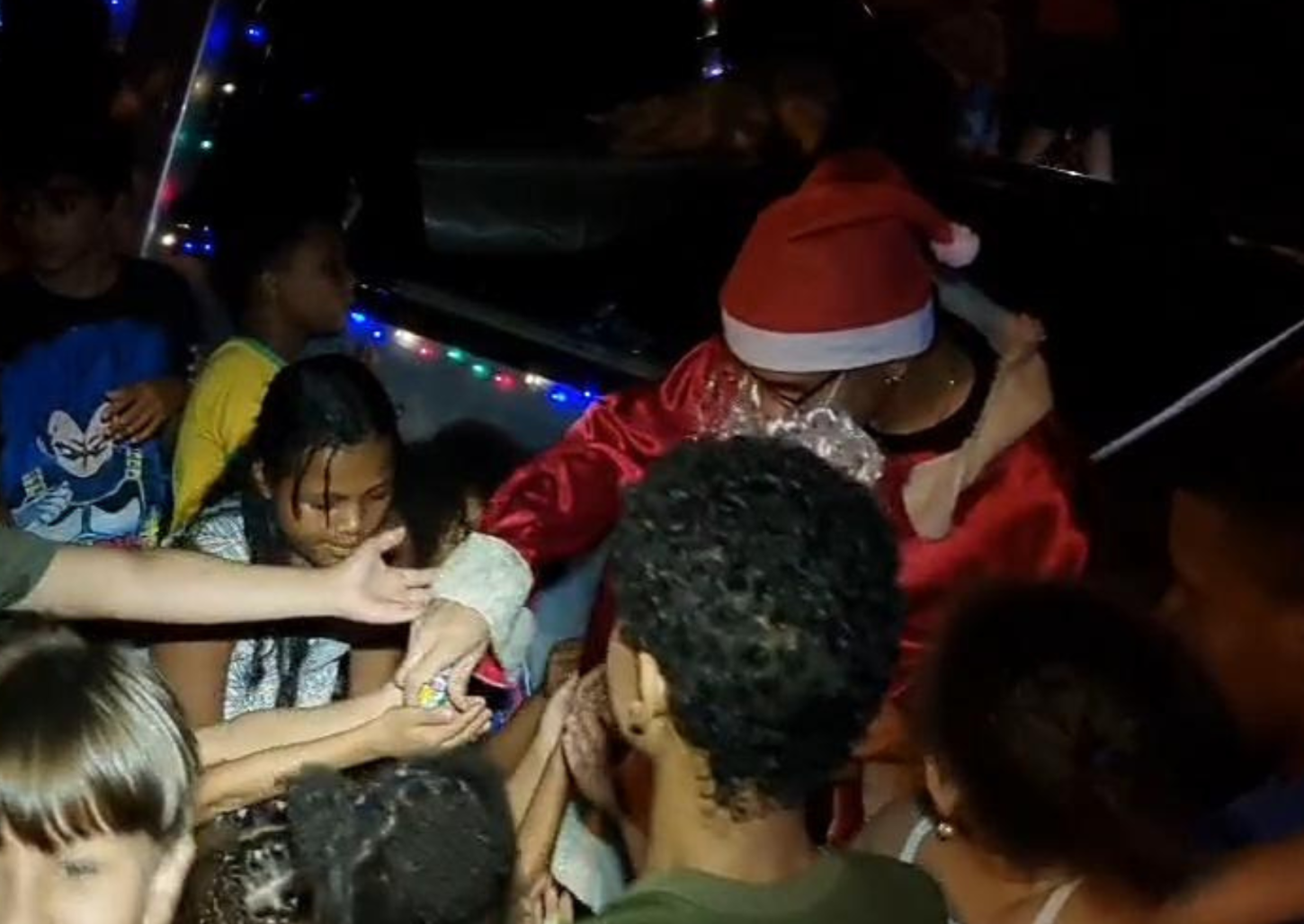 Crianças ganham presentes de Natal durante carreata solidária em Franca