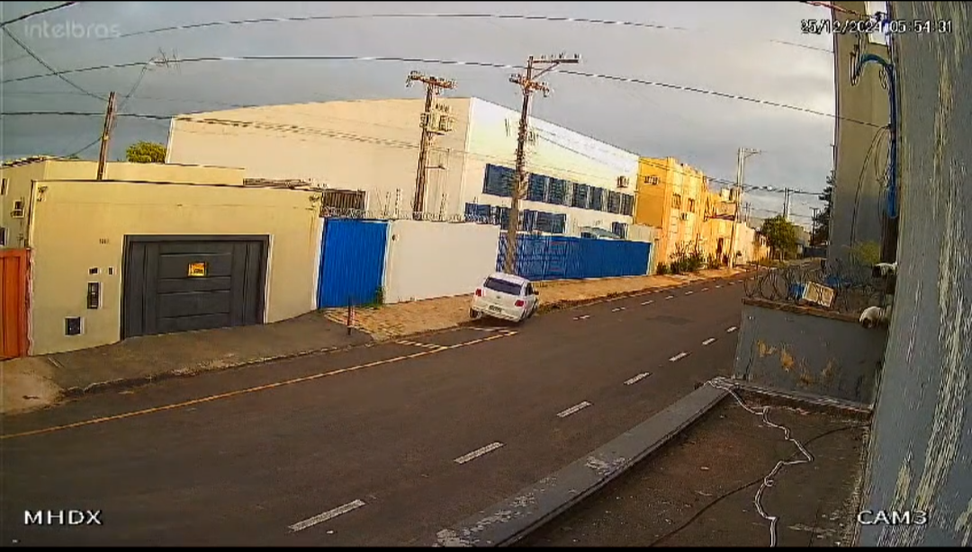 Motorista sobe em calçada e bate carro em poste no Jardim Guanabara