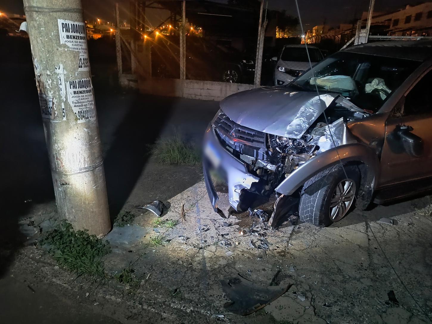 Homem bate caminhonete em poste, deixa bairros sem energia e foge