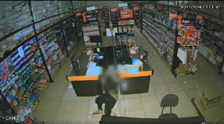 Câmera de segurança flagra furto em loja de embalagens