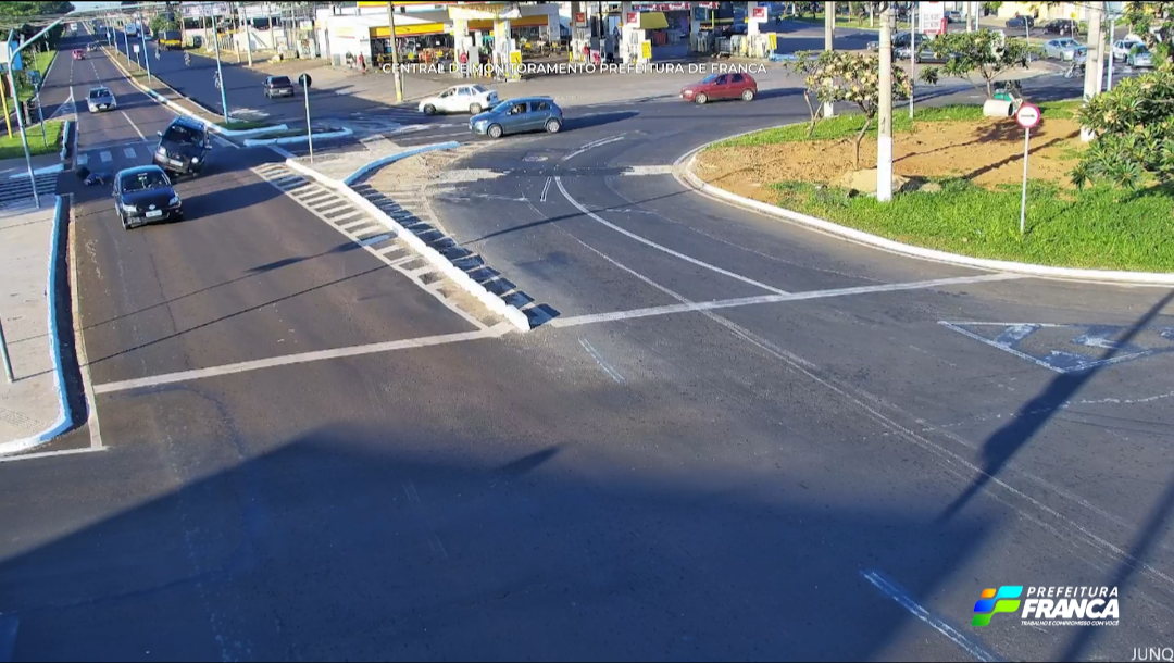 Motociclista cai e por pouco não é atropelado por carro em avenida