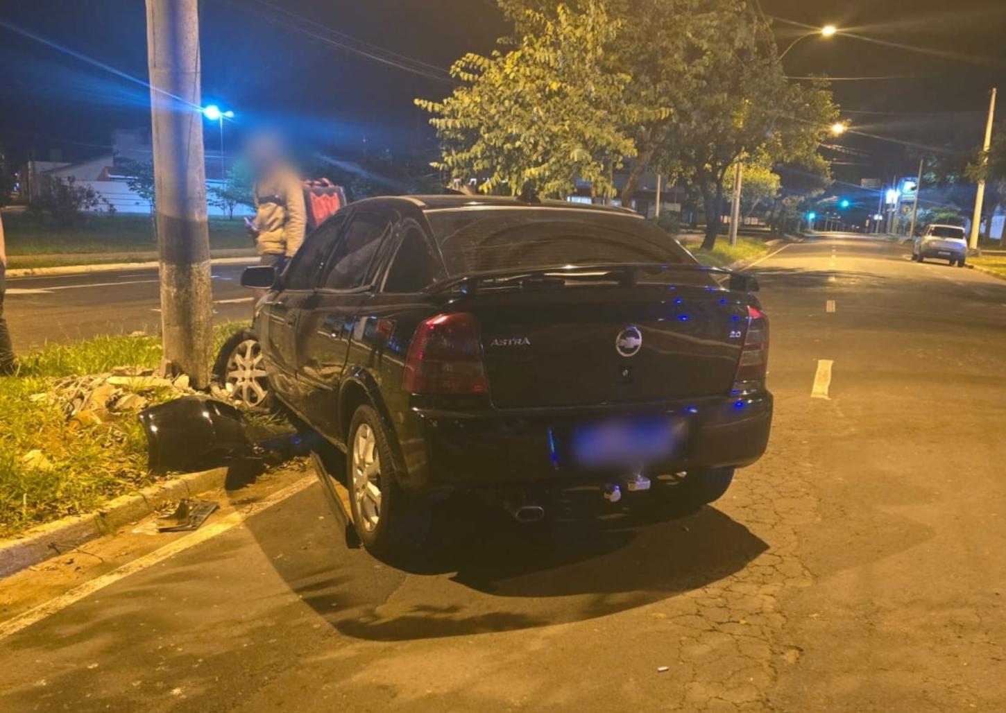 Motorista bate carro em poste na avenida Dom Pedro I na madrugada