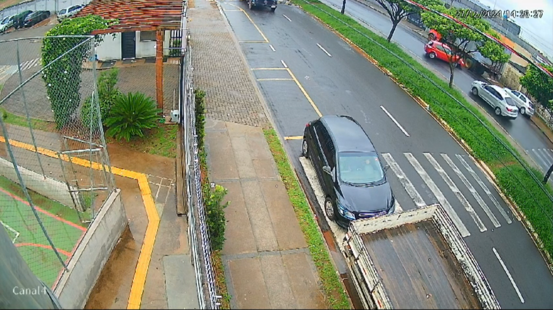 Motorista bate em caminhão, roda em avenida e é atingido por outro veículo