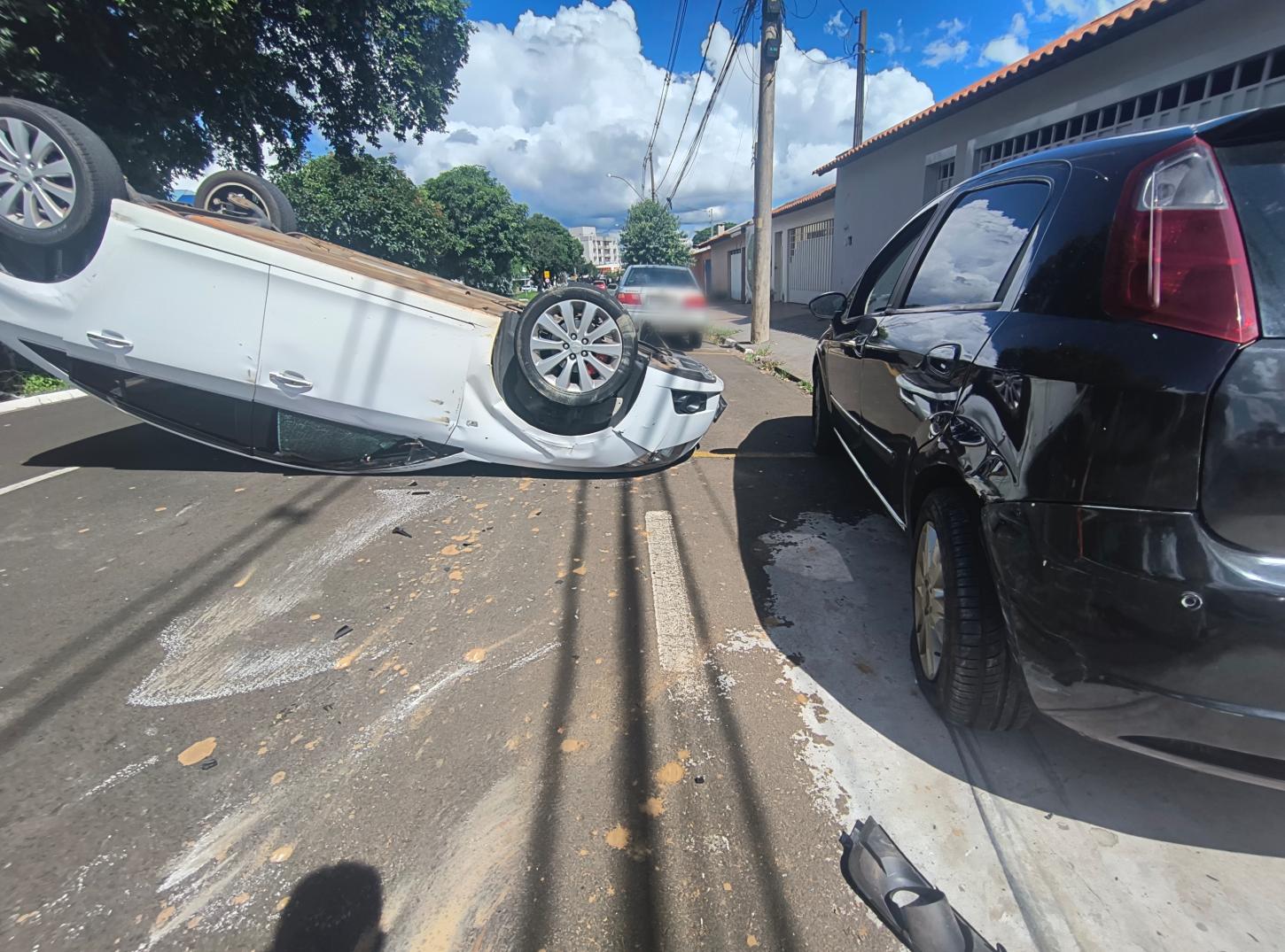 Motorista bate em carro estacionado e capota na avenida São Vicente