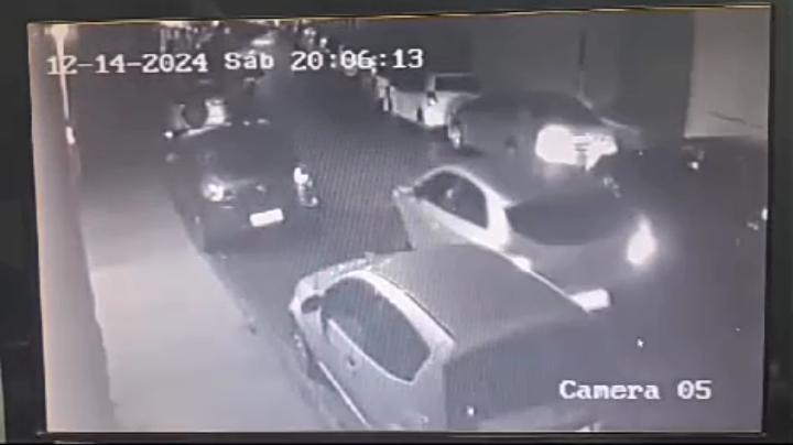 Motorista engata marcha à ré, bate em veículo estacionado e foge