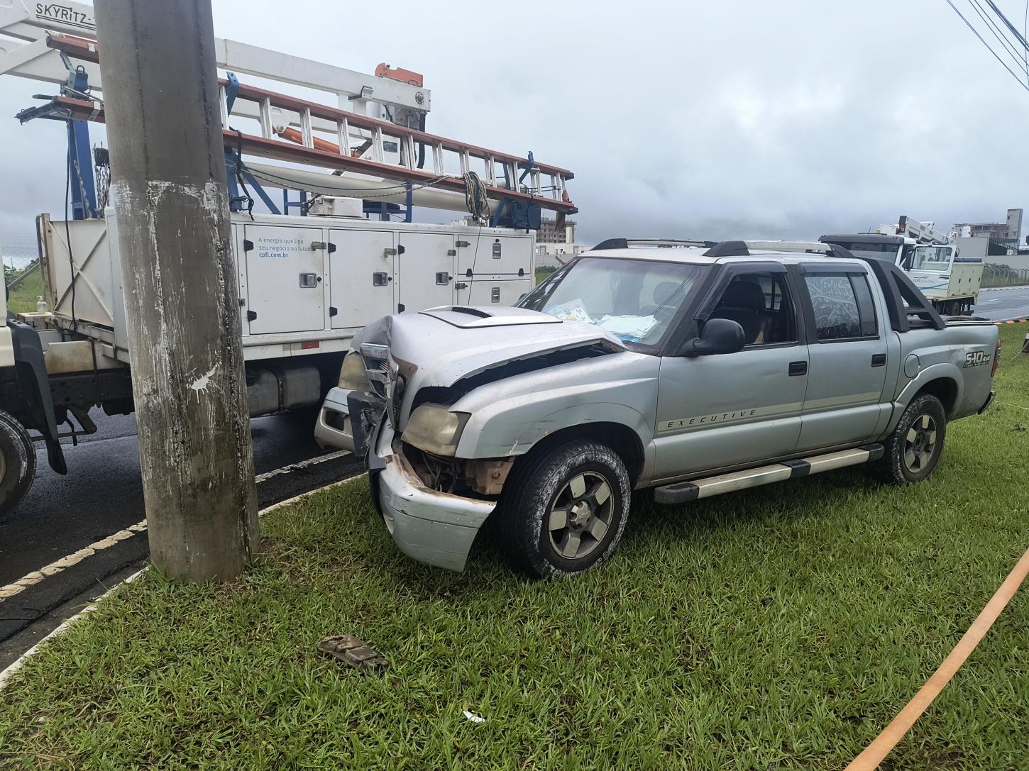 Homem de 61 anos bate caminhonete em poste na avenida São Vicente