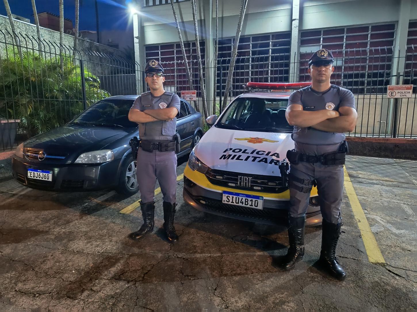 Policiais rodoviários localizam carro clonado na Cândido Portinari